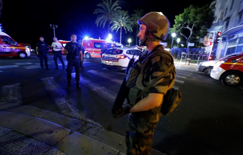 © Reuters. مسؤول فرنسي: العثور على أسلحة وقنابل داخل شاحنة الدهس في نيس