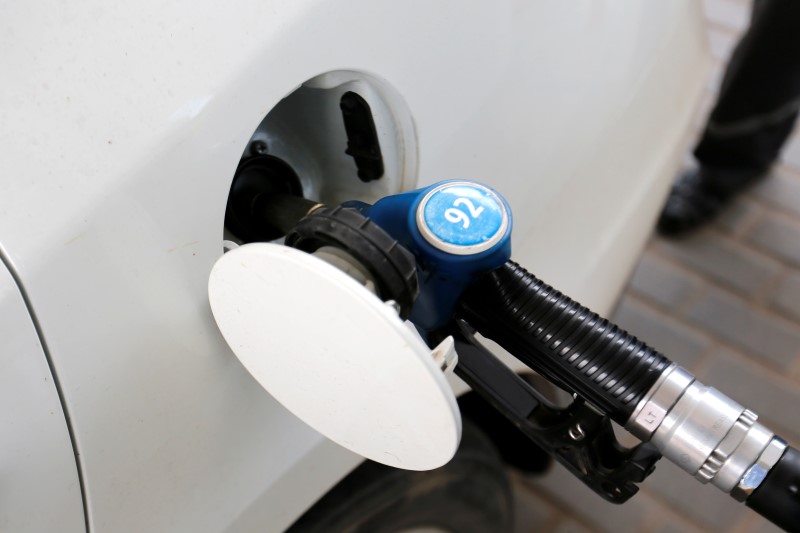 © Reuters. Petrol nozzle is put into car tank at fuel station of M10-Oil company in Tver