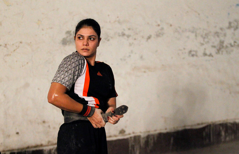 © Reuters. Weightlifter Neelam Riaz trains at a sports hall in Lahore
