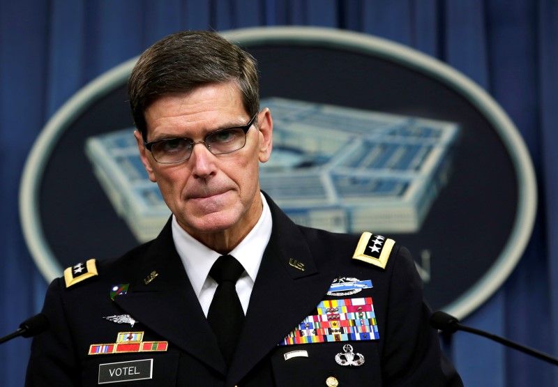 © Reuters. U.S. Army General Joseph Votel, commander, U.S. Central Command, briefs the media at the Pentagon in Washington