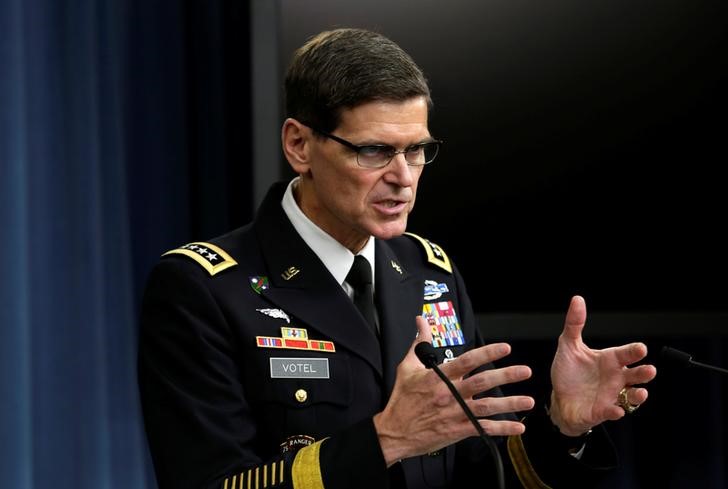 © Reuters. U.S. Army General Joseph Votel, commander, U.S. Central Command, briefs the media at the Pentagon in Washington