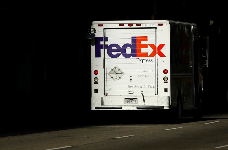 © Reuters. A Federal Express truck on delivery is pictured in downtown Los Angeles