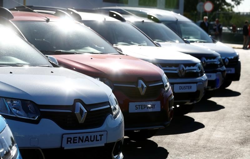 © Reuters. Renault vehicles are on display in a dealing centre Renault store in Minsk