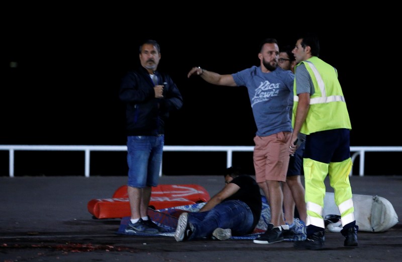 © Reuters. الداخلية الفرنسية: ارتفاع عدد قتلى هجوم نيس إلى 84