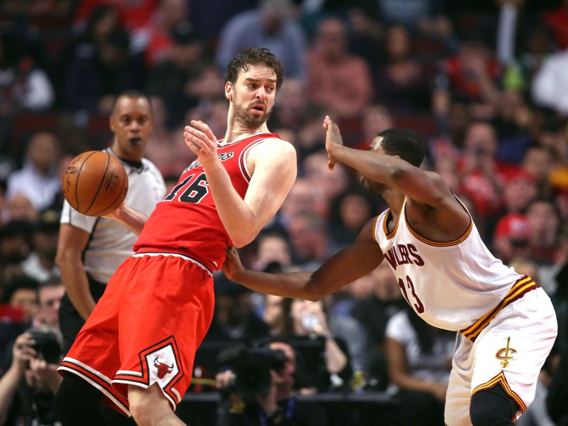 © Reuters. Los Spurs hacen oficial el fichaje del español Pau Gasol, veterano en la NBA
