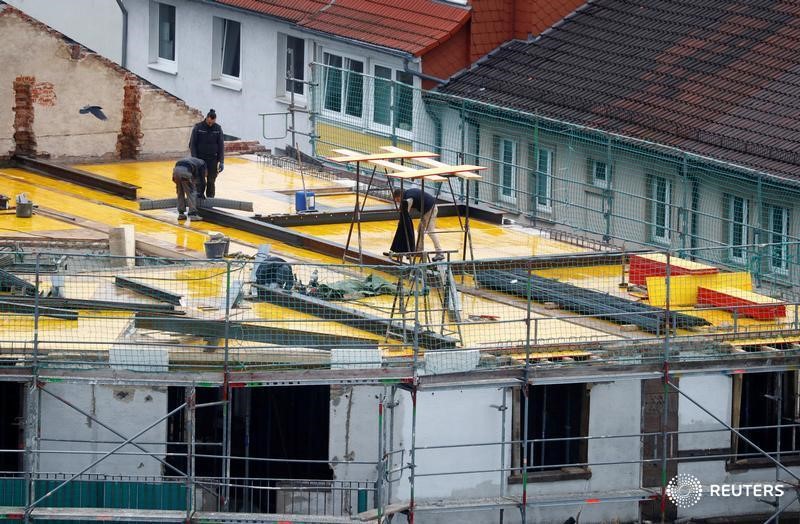 © Reuters. Construction workers reconstruct a rooftop in Frankfurt