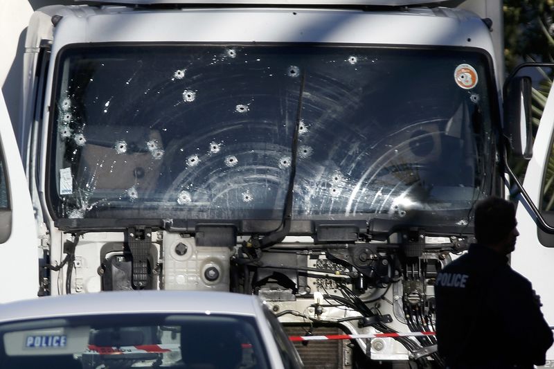 © Reuters. Atacante con un camión arrolla a una multitud en Francia, deja 84 muertos