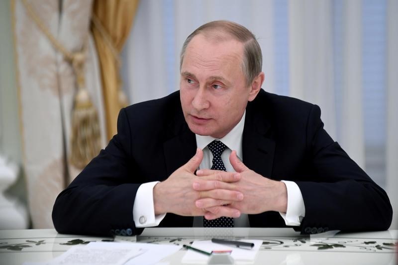© Reuters. بوتين يعزي أولوند في ضحايا هجوم نيس