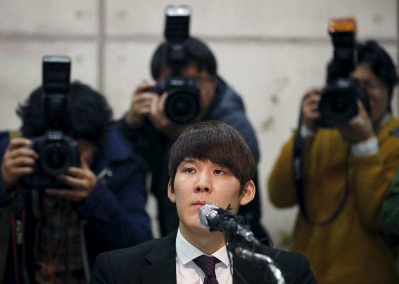 © Reuters. South Korea's Olympic swimming champion Park Tae-hwan attends a news conference at a hotel in Seoul