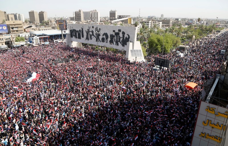 © Reuters. Supporters of Iraqi Shi'ite cleric Moqtada al-Sadr shout slogans during a protest against corruption at Tahrir Square in Baghdad