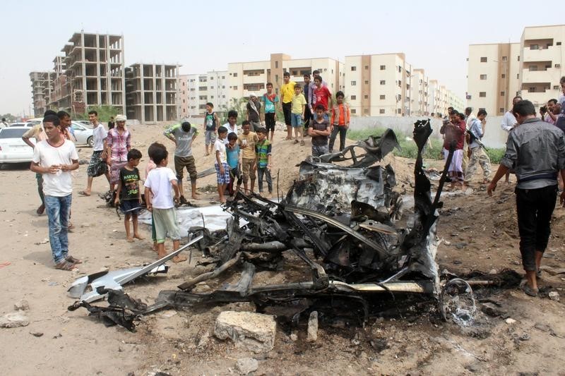 © Reuters. نجاة محافظ عدن من هجوم بسيارة ملغومة في اليمن
