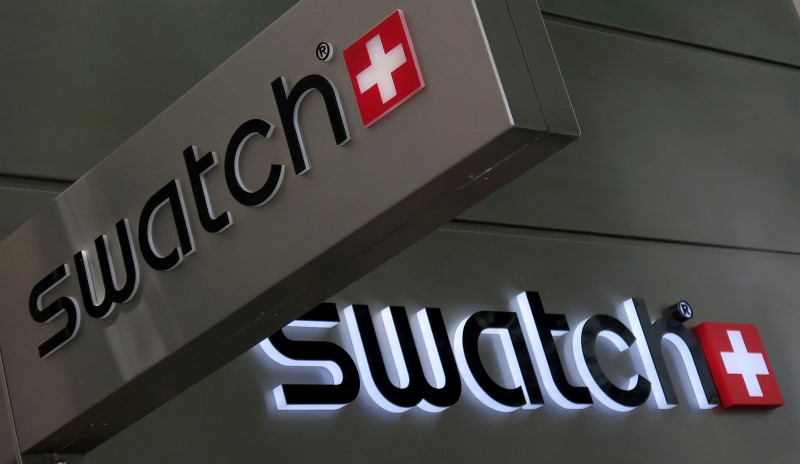 © Reuters. The logo of Swiss watch maker Swatch is seen outside a store in Vienna