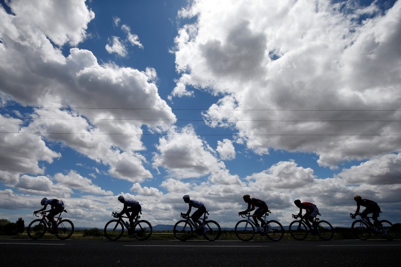 © Reuters. La etapa del Tour comienza con un minuto de silencio tras el ataque en Niza