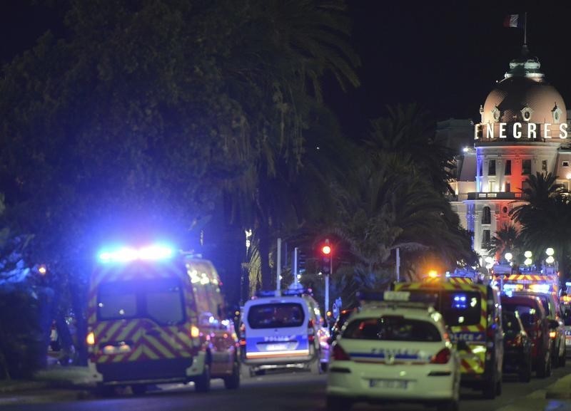 © Reuters. دقيقة صمت حدادا على ضحايا نيس في انطلاق المرحلة 13 من سباق فرنسا للدراجات