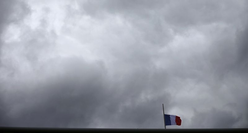 © Reuters. Bandeira francesa a meio-mastro vista na embaixada da França em Berlim