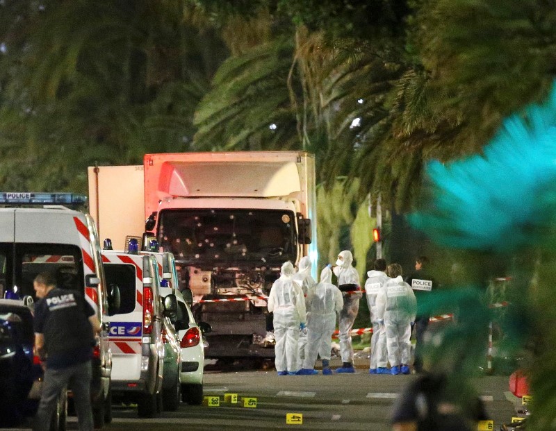 © Reuters. Policiais franceses  e investigadores ao lado de caminhão usado em ataque em Nice