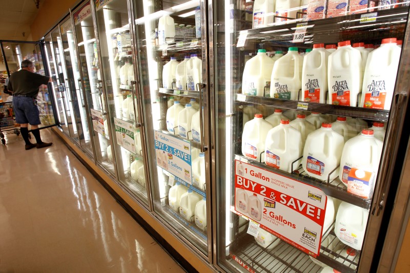 © Reuters. The milk section of a grocery store is pictured in Los Angeles