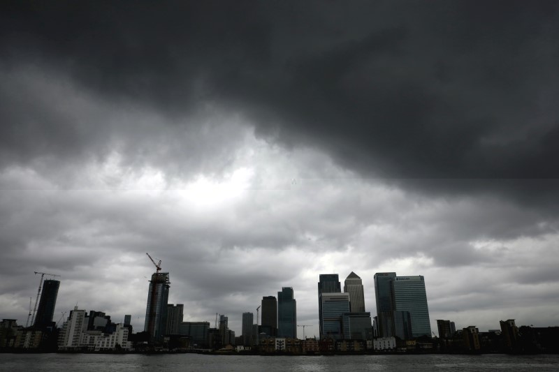 © Reuters. Rain clouds pass over the Canary Wharf financial district in London