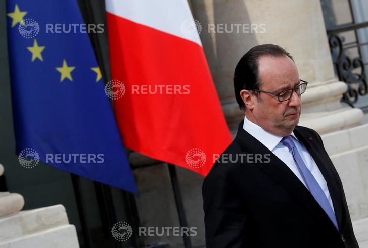 © Reuters. Hollande dice que unas 50 personas aún luchan por su vida tras ataque en Niza