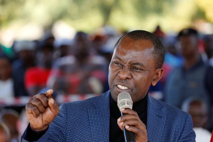 © Reuters. South Africa's Minister of Mineral Resources, Mosebenzi Zwane addresses members of the National Union of Mineworkers (NUM) at the Northam Platinum's Zondereinde mine in Limpopo province