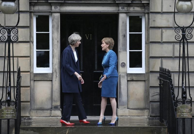 © Reuters. Primeira-ministra britânica, Theresa May (esquerda), e premiê escocesa, Nicola Sturgeon, durante encontro em Edimburgo