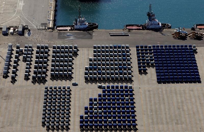 © Reuters. Lines of trucks at Italy's biggest container port Gioia Tauro in the southern Italian region of Calabria