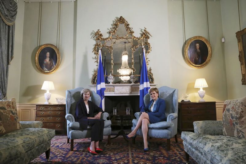 © Reuters. Primeira-ministra britânica, Theresa May (esquerda), e premiê escocesa, Nicola Sturgeon, durante encontro em Edimburgo