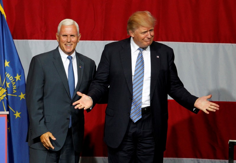 © Reuters. Provável candidato republicano à Presidência dos EUA, Donald Trump, e governador de Indiana, Mike Pence, durante evento em Indiana