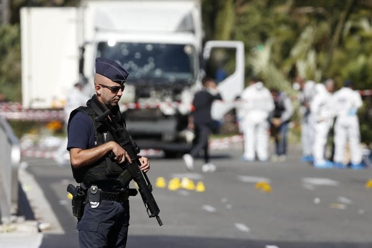 © Reuters. Policial em frente caminhão usado em ataque em Nice