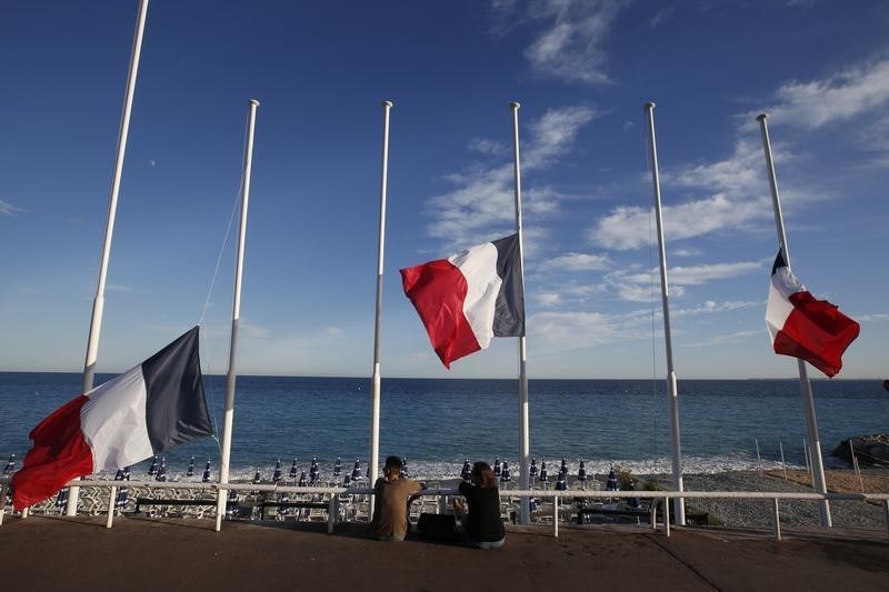 © Reuters. Bandeiras francesas a meio mastro um dia após ataque que deixou mais de 80 mortos em Nice, na França