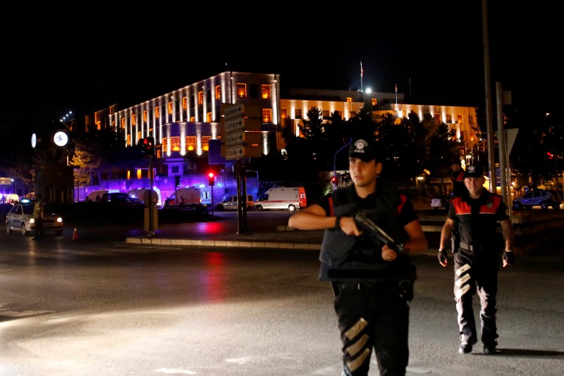 © Reuters. Police officers stand guard near the Turkish military headquarters in Ankara