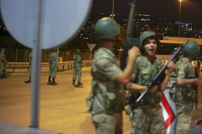 © Reuters. Militares bloqueando el acceso al puente del Bósforo, que une la parte asiática con la parte europea de la ciudad de Estambul