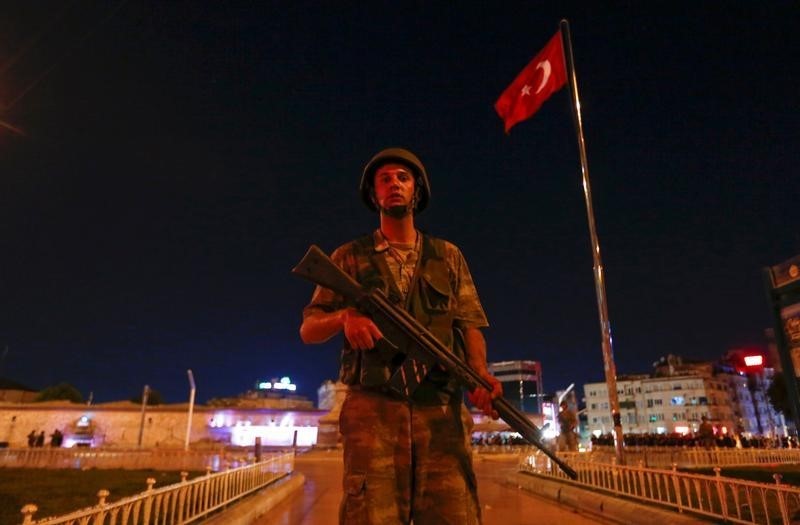© Reuters. بيان الجيش على التلفزيون الرسمي: فرض الأحكام العرفية في تركيا