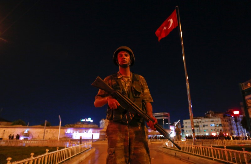 © Reuters. Militar turco perto da praça Taksim, em Istambul