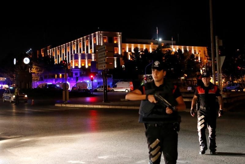© Reuters. شاهد من رويترز: دبابات تفتح النار في محيط مبنى البرلمان التركي
