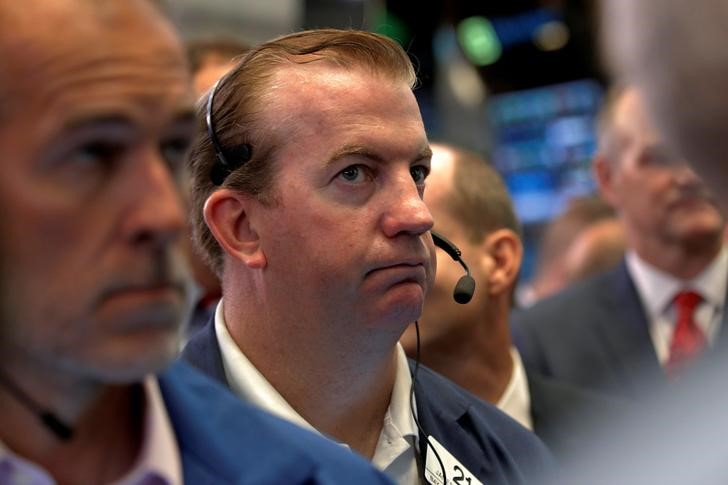 © Reuters. Operadores trabajando en la bolsa de Wall Street en Nueva York