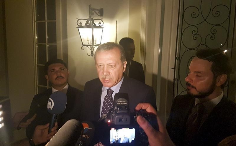 © Reuters. مسؤول تركي يقول طائرة إردوغان حطت في اسطنبول