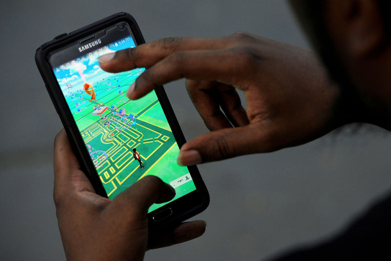 © Reuters. Foto de un mapa virtual del parque Bryant desplegado en la pantalla de un teléfono mientras un hombre juega "Pokemon Go" desarrollado por Nintendo