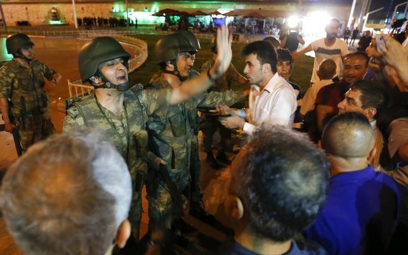 © Reuters. شاهد من رويترز: عشرات من الجنود الأتراك يسلمون أسلحتهم للشرطة