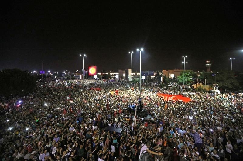 © Reuters. إردوغان يحث أنصاره على البقاء في الشوارع لحين عودة الوضع لطبيعته