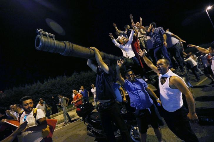 © Reuters. مسؤول تركي: القوات الموالية للحكومة تعاود السيطرة على مقر قيادة القوات المسلحة التركية