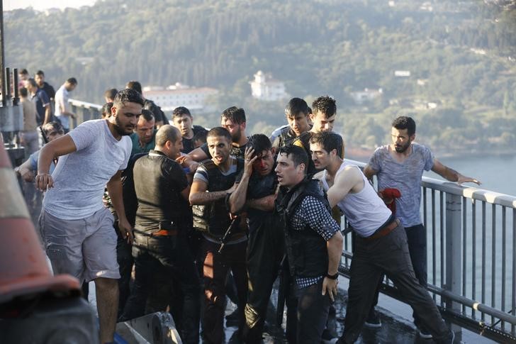 © Reuters. مسؤول: اعتقال 1563 عسكريا بعد محاولة الانقلاب في تركيا