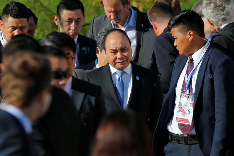 © Reuters. Nguyen Xuan Phuc arrives for a family photo during ASEM in Ulaanbaatar