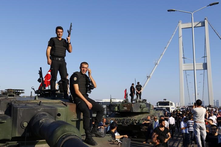 © Reuters. مسؤول عسكري تركي: جنود يحتجزون بعض القادة العسكريين