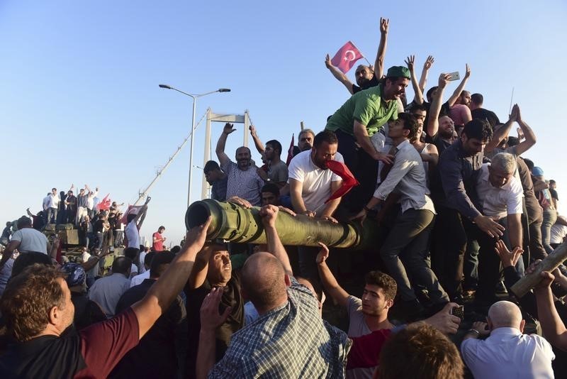 © Reuters. Turquía dice casi 2.900 militares han sido detenidos tras el intento de golpe