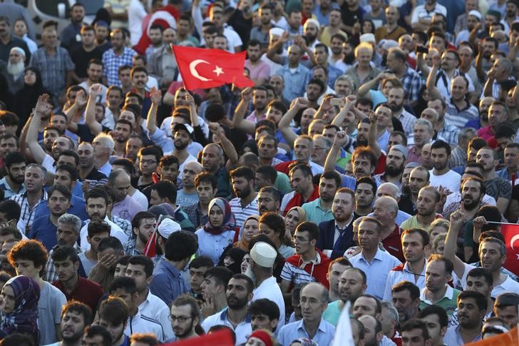 © Reuters. إردوغان يبعث برسالة نصية إلى الشعب يطالبه بالذود عن الديمقراطية