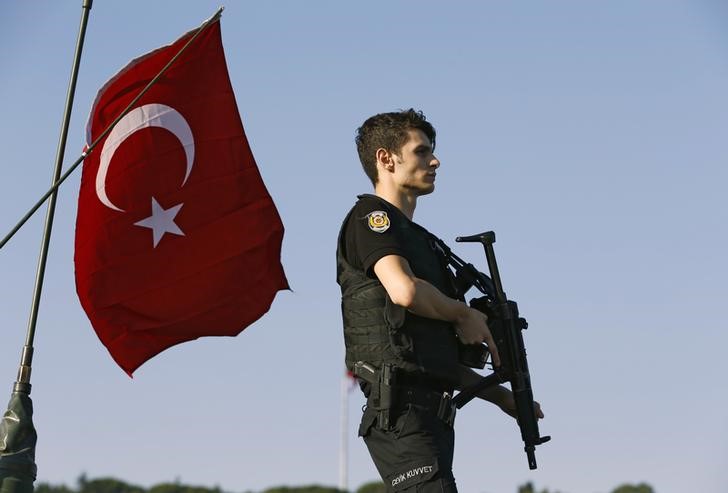 © Reuters. معارضون سوريون يقولون إن الأتراك هزموا مؤامرة ضد إردوغان