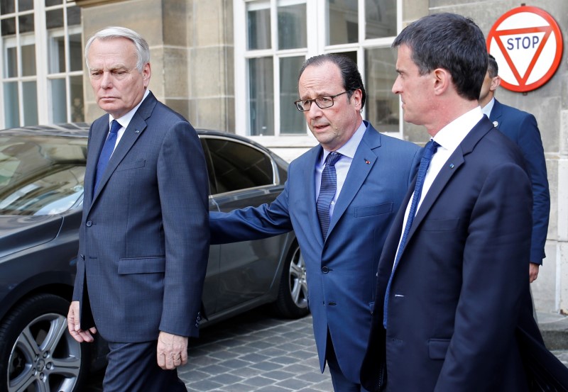 © Reuters. FRANÇOIS HOLLANDE DÉNONCE LES "TENTATIONS DE DIVISER" LE PAYS