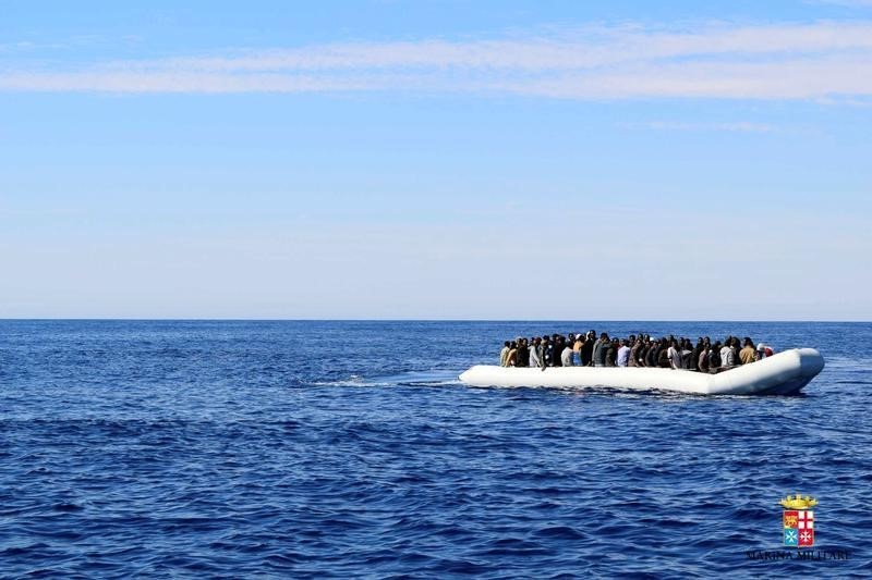 © Reuters. Rescatados 366 inmigrantes en el Mediterráneo, al menos 20 mueren ahogados