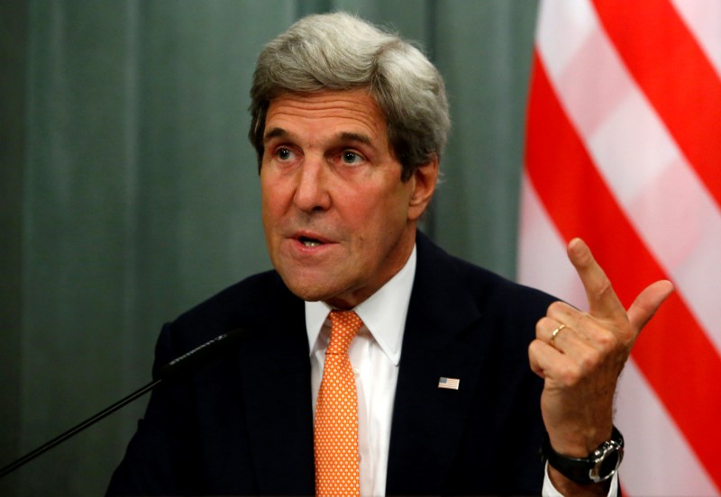 © Reuters. U.S. Secretary of State Kerry attends joint news conference with Russian Foreign Minister Lavrov following their meeting in Moscow